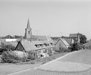 881275 Gezicht op het dorp Jaarsveld (gemeente Lopik), vanaf de Lekdijk Oost.
